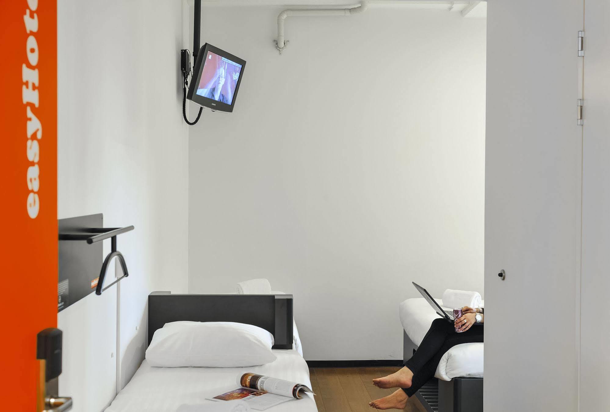 Easyhotel Amsterdam City Centre South Exterior photo